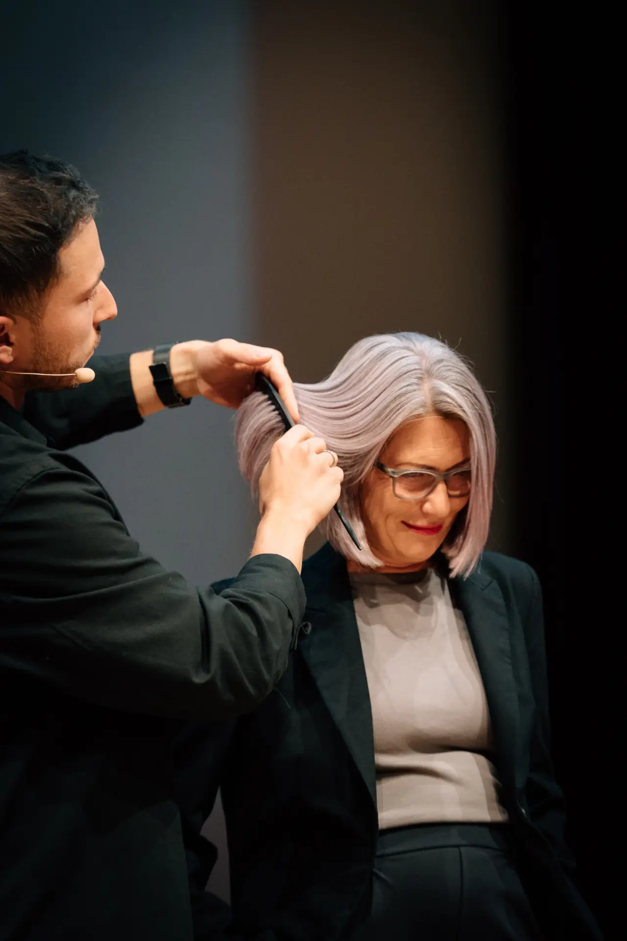 Cenk stylt Kundin mit silber-lavendelfarbenem Haar